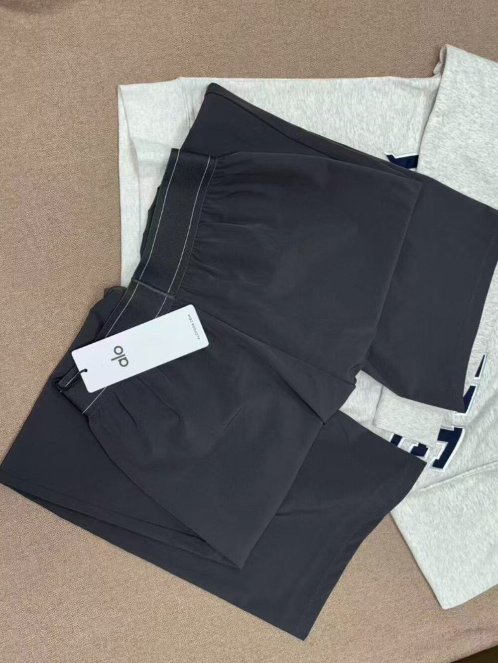 🔘NWT Alo Yoga Suit Up Trouser Dark Grey(Regular)Loose Straight Leg Pants - Picture 5 of 7